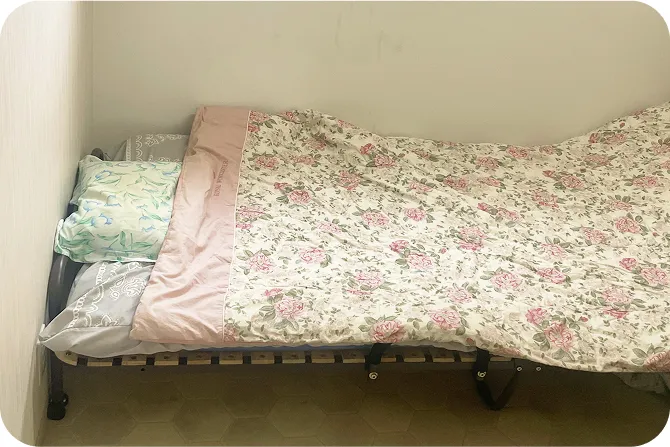 静養室の写真。個室にベッドが用意されている。